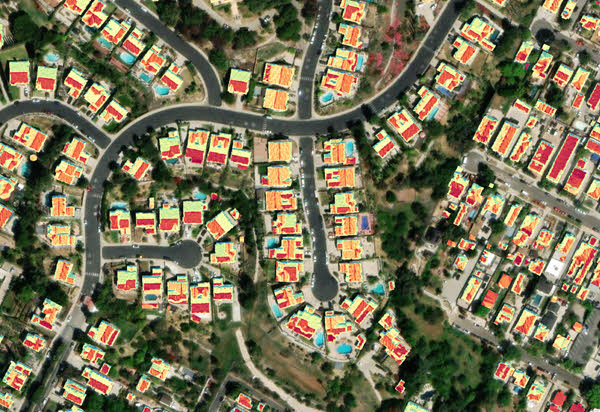 Analyse du rayonnement solaire du raster pour des toits de bâtiment